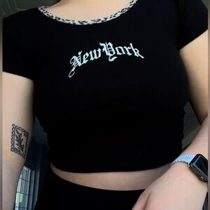BRANDY MELVILLE NEW YORK EMBROIDERED TEE🎀🎻🏹